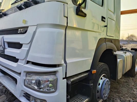 Truque de tração HOWO 6X4 de primeira linha 12r22.5 com 351-450 cv e ≤5 assentos