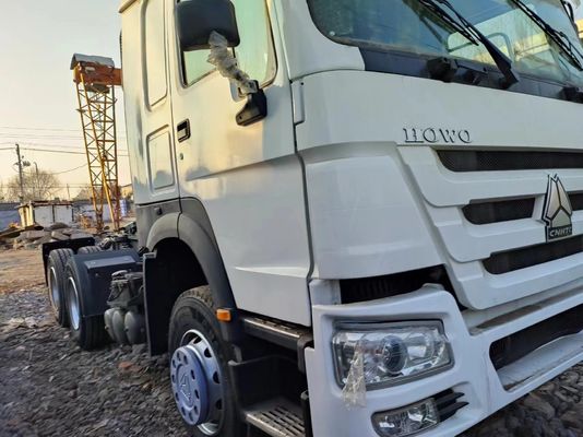 Excelente desempenho HOWO 6 * 4 caminhão-trator com pneu sem tubo design e 351-450 hp