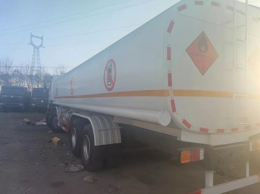 HOWO 8*4 Caminhão-tanque de combustível com e 1 ano de serviço pós-venda