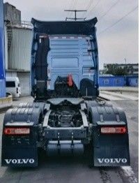 Caminhão de reboque Volvo FM 420 com design de pneu radial e 351-450 cv